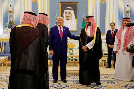 １３日、リヤドでサウジアラビアのムハンマド皇太子（中央右）の歓迎を受けるトランプ米大統領（同左）（ロイター時事）