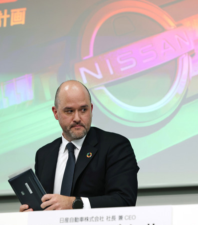 記者会見を終えて退席する日産自動車のイバン・エスピノーサ社長=13日午後、横浜市西区