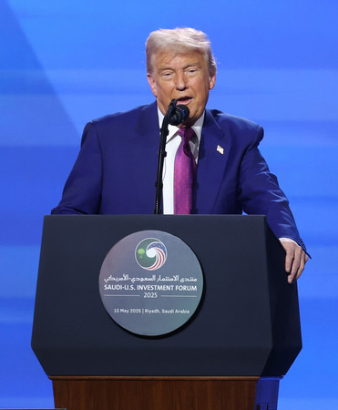 13日、サウジアラビアの首都リヤドで演説するトランプ米大統領(EPA時事)