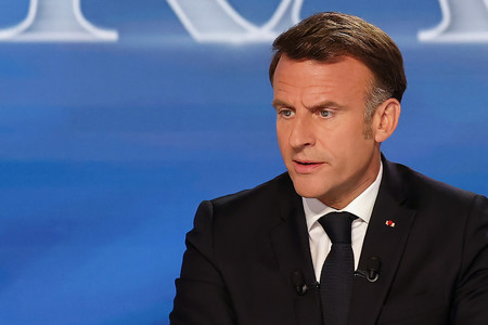 13日、パリ郊外のサンドニで、フランスの民放テレビTF1の番組に出演するマクロン大統領(EPA時事)