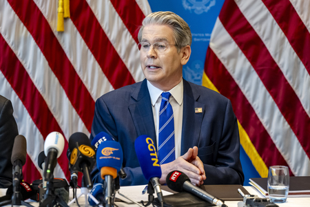 スイスで開いた米中閣僚級協議について、記者会見するベセント米財務長官=12日、ジュネーブ(EPA時事)
