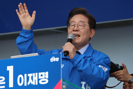 演説する韓国革新系最大野党「共に民主党」候補の李在明前代表=13日、南東部・慶尚北道亀尾(EPA時事)