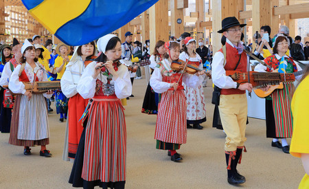 14日、大阪市此花区の大阪・関西万博会場で開かれたスウェーデンの「ナショナルデーパレード」