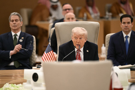 14日、サウジアラビアの首都リヤドで開かれた湾岸協力会議(GCC)首脳らとの会合に臨むトランプ米大統領(AFP時事)