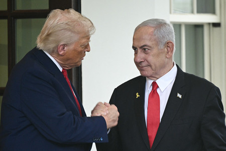 トランプ米大統領(左)とイスラエルのネタニヤフ首相=4月7日、ワシントン(AFP時事)