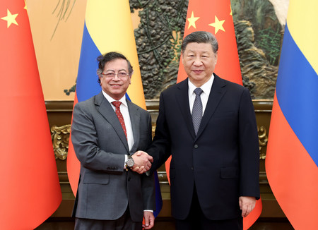 14日、北京でコロンビアのペトロ大統領(左)と握手する中国の習近平国家主席(EPA時事)