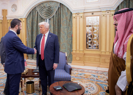 １４日、サウジアラビアの首都リヤドで、シリアのシャラア暫定大統領（左）と握手するトランプ米大統領（中央）（サウジ王室提供）（ＡＦＰ時事）