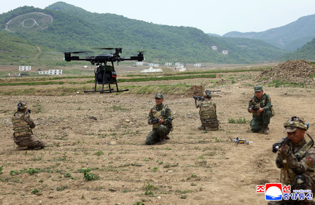 13日に行われた北朝鮮軍の特殊作戦部隊による訓練の様子(朝鮮通信・時事)