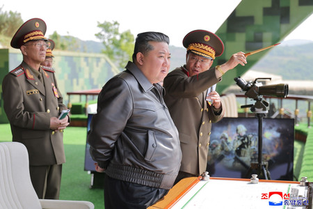 13日、軍の訓練を視察する北朝鮮の金正恩朝鮮労働党総書記(朝鮮通信・時事)