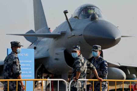 中国製戦闘機「殲10C」=2021年9月27日、広東省珠海市(AFP時事)