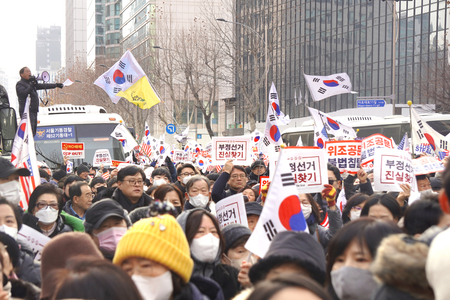 韓国のソウル西部地裁周辺に集まった尹錫悦前大統領の支持者ら=1月18日