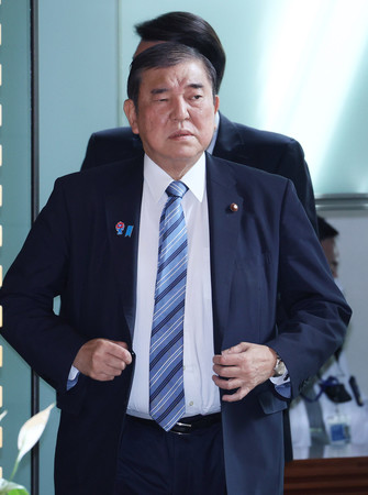 首相官邸に入る石破茂首相=14日午前、東京・永田町
