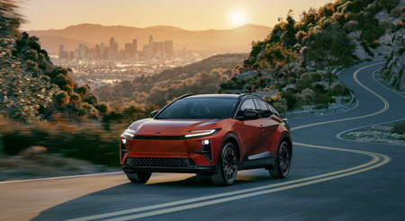 トヨタ自動車が北米で2026年に発売する電気自動車(EV)「C―HR」(同社提供・時事)