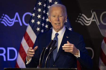 演説するバイデン前米大統領＝４月１５日、シカゴ（ＡＦＰ時事）