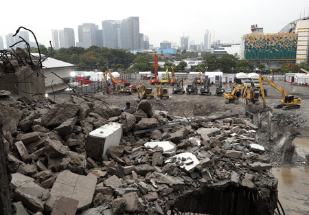 ミャンマー地震の影響で建設中の高層ビルが崩落した現場=13日、バンコク(EPA時事)
