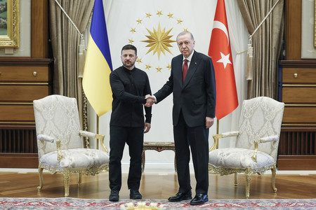15日、アンカラで、握手するウクライナのゼレンスキー大統領(左)とトルコのエルドアン大統領=トルコ大統領府提供(AFP時事)