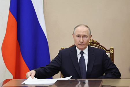 15日、モスクワで会議に出席するロシアのプーチン大統領(EPA時事)