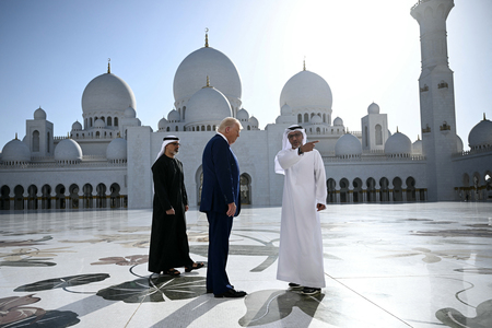 アラブ首長国連邦(UAE)に到着し、シェイク・ザイード・グランド・モスクを視察するトランプ米大統領(中央)=15日、アブダビ(AFP時事)