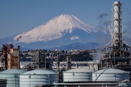 京浜工業地帯越しに見える富士山=2月9日、横浜市内(AFP時事)