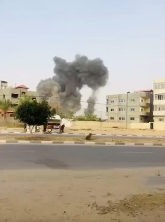 イスラエル軍の空爆を受け、黒煙が立ち上る病院=13日、パレスチナ自治区ガザ南部ハンユニス(SNSの映像より)(ロイター時事)