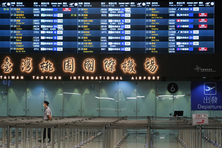 台湾・桃園国際空港のインフォメーションボード＝２０２４年１０月、桃園市（ＡＦＰ時事）