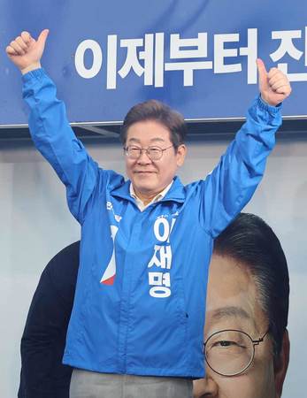 １５日、韓国・光陽市で支持を訴える李在明氏（ＥＰＡ時事）