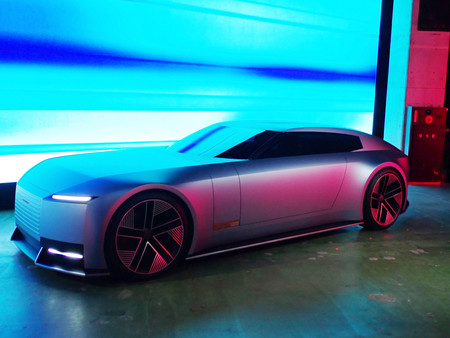英ジャガー・ランドローバー日本法人がお披露目した電気自動車（ＥＶ）のコンセプトモデル「ＴＹＰＥ　００」＝１６日午後、東京都品川区