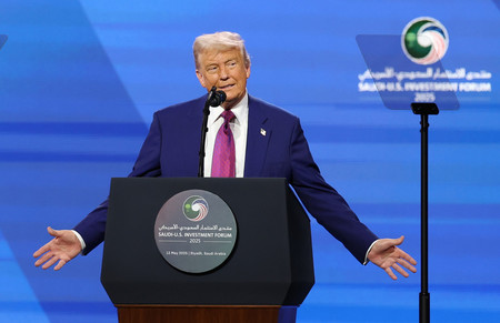 演説するトランプ米大統領=13日、リヤド(EPA時事)