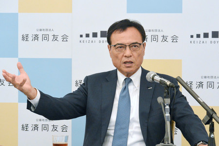 記者会見する経済同友会の新浪剛史代表幹事=16日午後、東京都千代田区