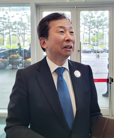 16日、韓国南部の済州島で開かれたアジア太平洋経済協力会議(APEC)貿易相会合の会場で、記者団の取材に応じる大串正樹経済産業副大臣