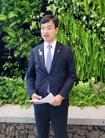 16日、韓国南部の済州島で開かれたアジア太平洋経済協力会議(APEC)貿易相会合の会場で、記者団の取材に応じる宮路拓馬外務副大臣