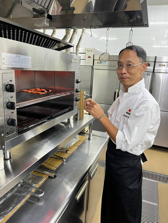 在カンボジア日本大使館で公邸料理人を務める伊沢宗之さん(同大使館提供)