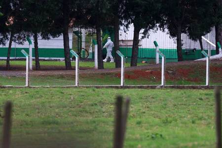 １７日、ブラジル南部リオグランデドスル州モンテネグロにある養鶏場で活動する防護服を着た作業員（ＡＦＰ時事）