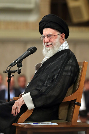 17日、テヘランで演説するイランの最高指導者ハメネイ師(最高指導者事務所提供)(EPA時事)
