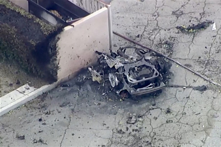 17日、米カリフォルニア州パームスプリングズの不妊治療クリニック付近で爆発した車両(地元テレビの映像より)(ロイター時事)