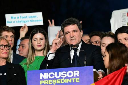 18日、ルーマニア大統領選の出口調査結果を受けてブカレストで演説するニクショル・ダン氏(AFP時事)