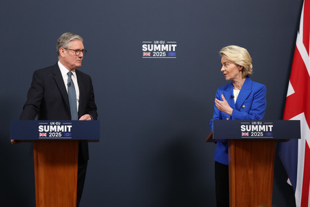 19日、ロンドンで記者会見するスターマー英首相(左)と欧州連合(EU)のフォンデアライエン欧州委員長(EPA時事)