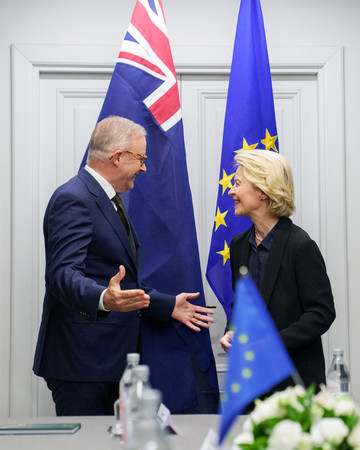 18日、ローマで会談する欧州連合(EU)のフォンデアライエン欧州委員長(右)とオーストラリアのアルバニージー首相(豪首相府提供・時事)