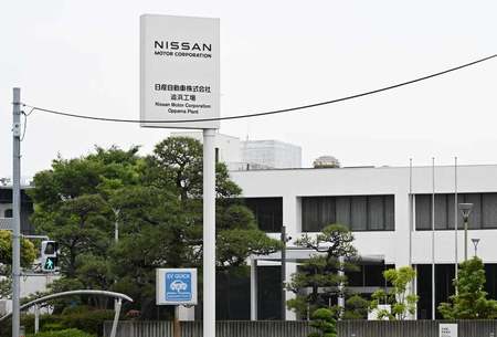 日産自動車追浜工場の正門に設置された看板＝１８日、神奈川県横須賀市