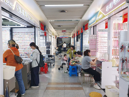 世界最大級の卸売市場「義烏国際商貿城」=4月25日、中国浙江省義烏