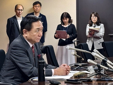 緊急会議後、取材に応じる神奈川県の黒岩祐治知事＝１９日午後、神奈川県庁