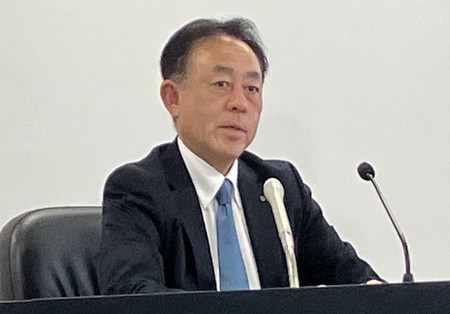 記者会見する全国地方銀行協会の秋野哲也会長=14日、東京都内