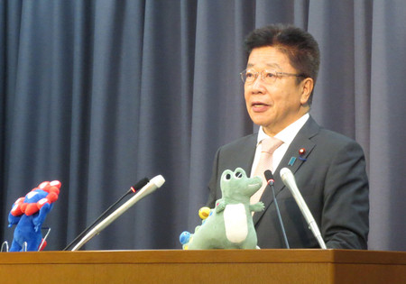 記者会見する加藤勝信財務相=20日午前、財務省