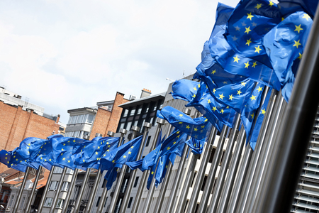 欧州旗が掲げられた欧州連合(EU)欧州委員会の本部ビル=ベルギー・ブリュッセル
