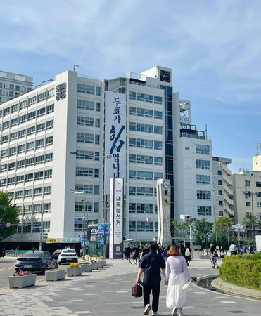 光州事件当時の弾痕が残る「全日ビル245」。「投票が力です」という垂れ幕が掛けられていた=18日、韓国南西部・光州市