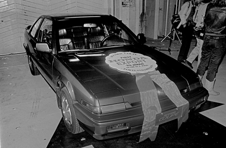 米国から逆輸入された左ハンドルのホンダの乗用車「アコード」＝１９８８年４月、千葉県習志野市