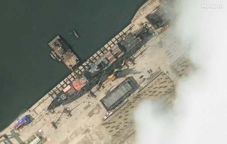 進水式前に北朝鮮の駆逐艦をとらえた衛星写真=18日、北東部・清津(ロイター時事)