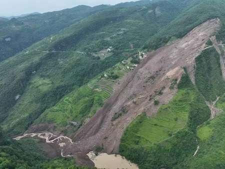 22日、中国貴州省大方県で発生した土砂崩れの被害(AFP時事)