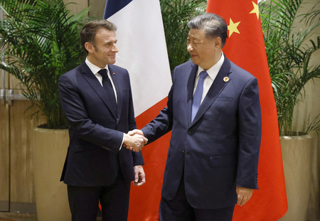 中国の習近平国家主席（右）とフランスのマクロン大統領＝２０２４年１１月、ブラジル・リオデジャネイロ（ＡＦＰ時事）