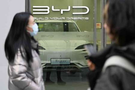 中国・比亜迪(BYD)の自動車ショールーム=2024年1月4日、北京(AFP時事)